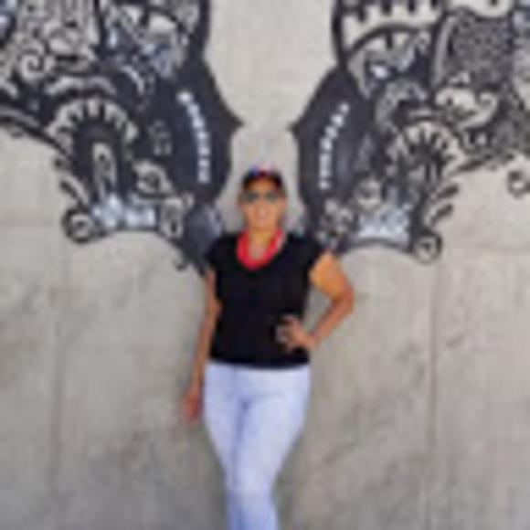 Meet your Posher, Cassandra - Picture 1 of 1